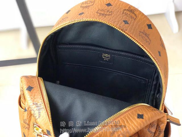 MCM雙肩背包 原單 5910 STARK CHEVRON系列 時尚V字型條紋彩虹釘新款 經典印花logo雙肩包 MCM背包  mdmc1240